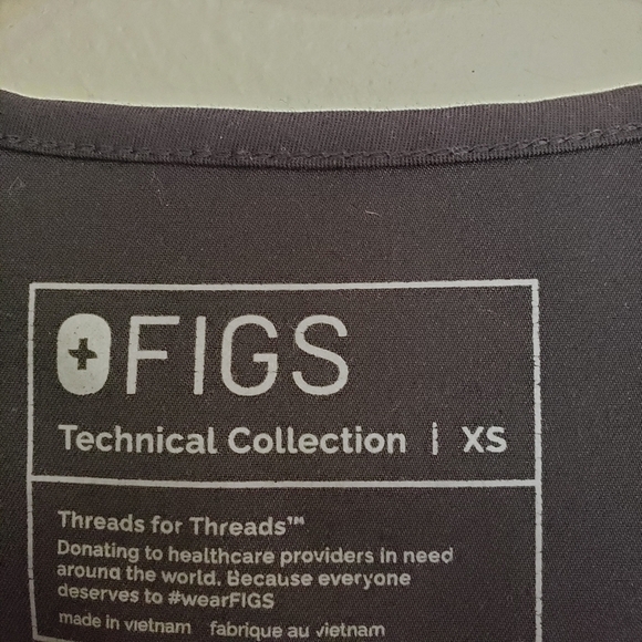 FIGS Casma Three Pocket Scrub Top - Picture 6 of 8